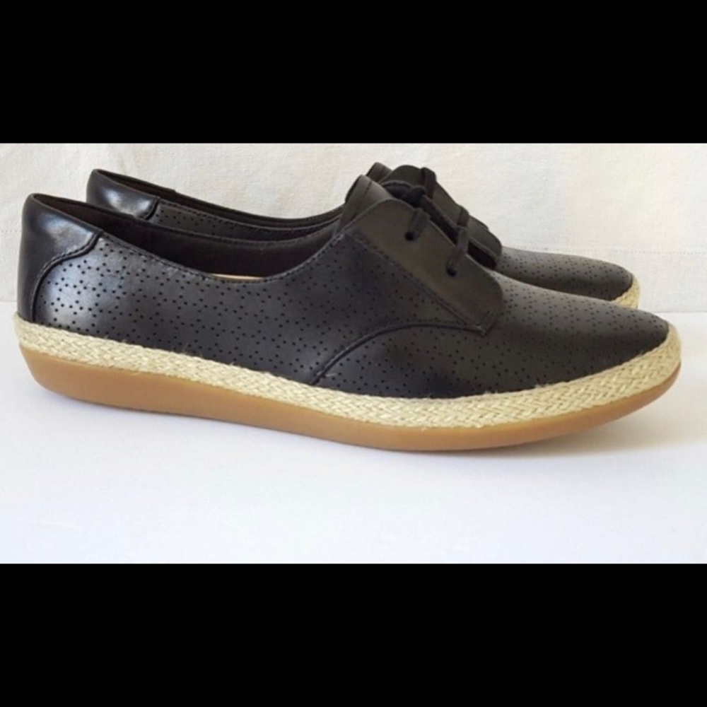 EUC Clark’s black leather lace up Sneakers 5